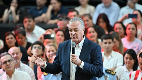 Alfaro lleva su utopía futbolística al campo de los educadores en un acto de Gobierno