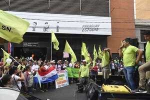 Docentes exigen al MEC un nuevo concurso, exclusivo para 3.000 interinos - Nacionales - ABC Color