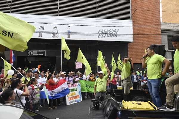 Docentes exigen al MEC un nuevo concurso, exclusivo para 3.000 interinos - Nacionales - ABC Color