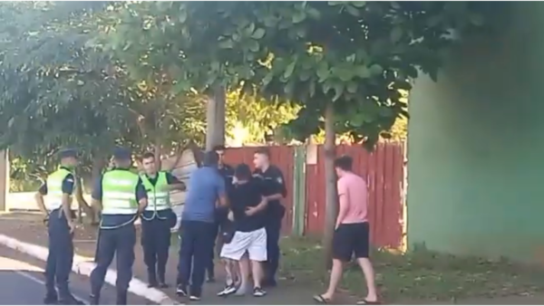 JOVEN GOLPEÓ CON PUÑO CERRADO A UN AGENTE DE LA PMT