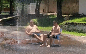 Essap: aplacan calor con “el manantial” de un caño roto - Soy un viral - ABC Color