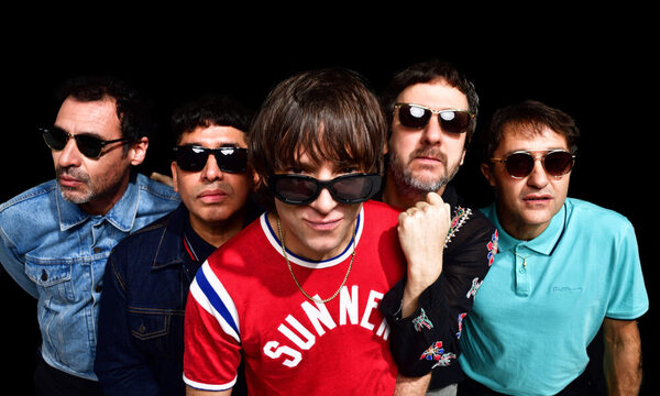 ¡El grupo “Turf” llega para cantar en medio de la gran final de rugby!