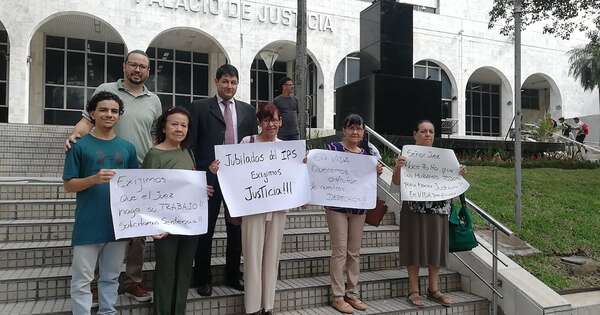 La Nación / Un grupo de jubilados del IPS exige celeridad en juicio laboral