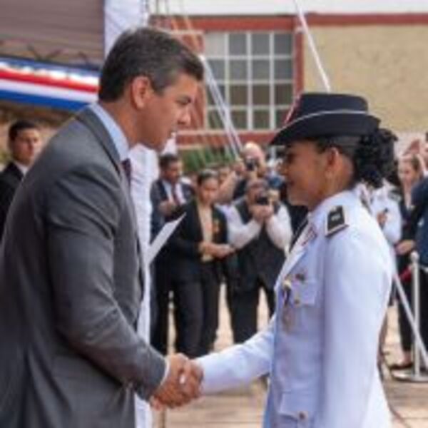 Presidente Peña destacó esfuerzo y dedicación de oficiales en acto de egreso de nuevos policías :: Presidencia de la República del Paraguay