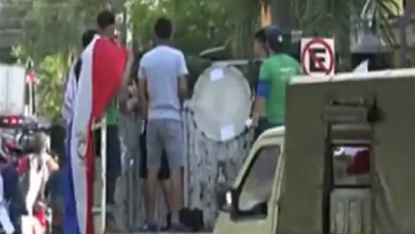 Obreros se manifiestas exigiendo reivindicaciones