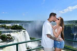 0 estrés: Jean Fernandes se mostró de lo más “mimosón” son Shay en las cataratas