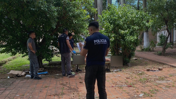 Hallan el cadáver de un hombre en una plaza de Asunción - Noticiero Paraguay