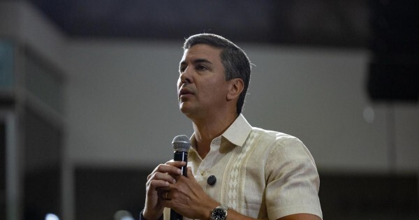 Santi se opone al aumento salarial de los parlamentarios y choca con la bancada cartista