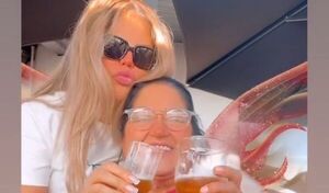 ¡Con su mamá y unas birritas! Simone se siente plena y feliz en Los Angeles