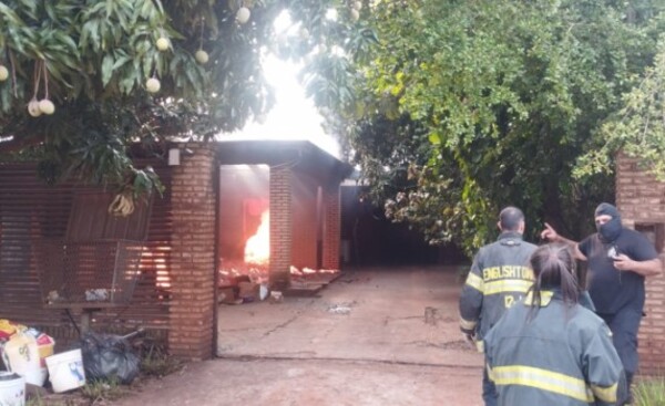 Incendio consume vivienda deshabitada en Hernandarias