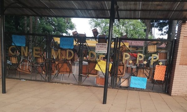 Estudiantes del Colegio Pedro P. Peña deponen toma tras intervención de autoridades - OviedoPress