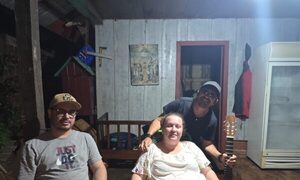 (Video) Cantante de Los Rancheros llevó serenata a joven supuesta víctima de mala praxis