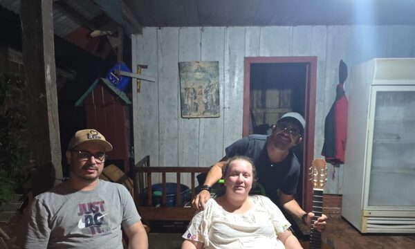 (Video) Cantante de Los Rancheros llevó serenata a joven supuesta víctima de mala praxis