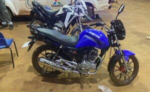 Abandonan motocicleta tras asaltar un surtidor