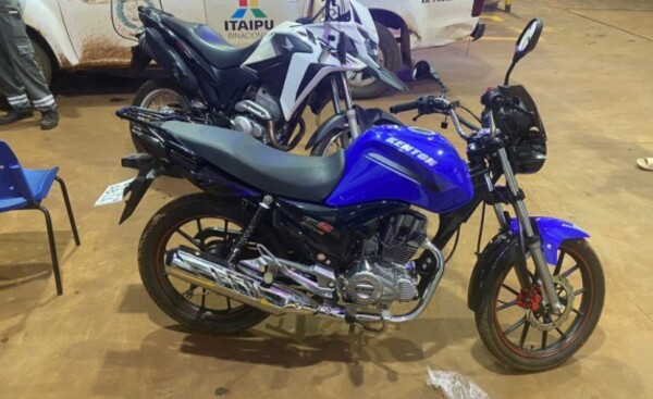 Abandonan motocicleta tras asaltar un surtidor