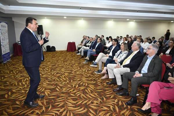 Exponen los retos y oportunidades del grado de inversión en Paraguay - ABC en el Este - ABC Color
