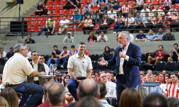 Charla del profe Alfaro sobre liderazgo ante unos 4.000 docentes