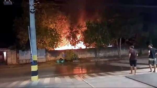 Video: incendio consume parte de una vivienda en Luque - Policiales - ABC Color
