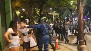 Abuso de poder: Repudian violento actuar de policía contra un hincha