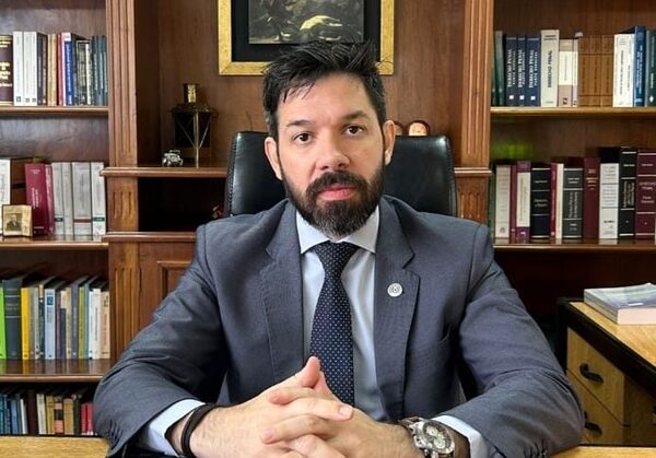 Juez ordena inspección de celular del que se borraron mensajes entre senador y acusado