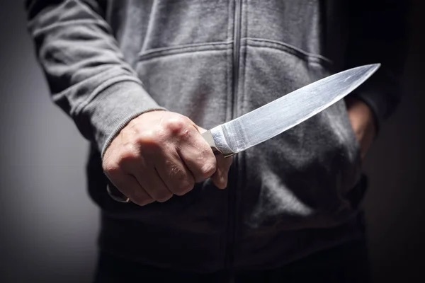 Hombre amenaza a su pareja con cuchillo y huye con su hija menor
