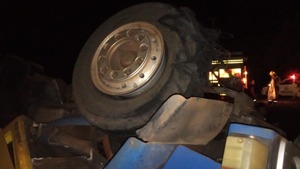 CAMIÓN VOLCÓ LUEGO DE EXPLOSIÓN DE UN NEUMÁTICO EN BELLA VISTA - Itapúa Noticias