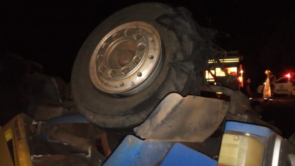 CAMIÓN VOLCÓ LUEGO DE EXPLOSIÓN DE UN NEUMÁTICO EN BELLA VISTA - Itapúa Noticias