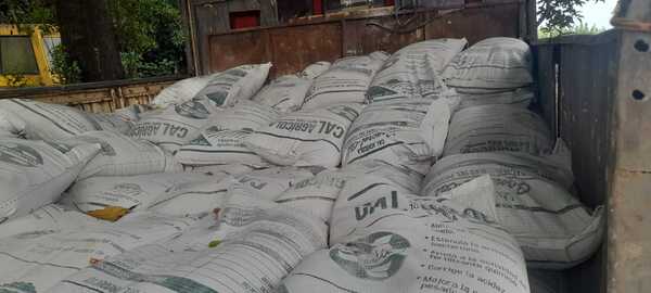 EBY continúa entrega de cal agrícola a productores de Itapúa para mejorar la calidad de los suelos
