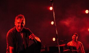 [GALERIA] Músico de “Keane” ventiló el cartel que lo conmovió en Paraguay