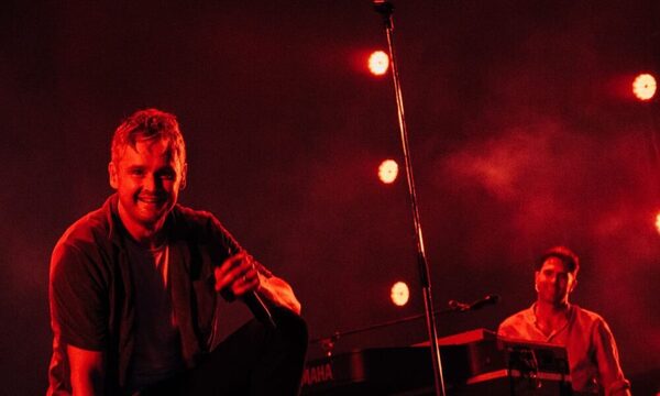 [GALERIA] Músico de “Keane” ventiló el cartel que lo conmovió en Paraguay