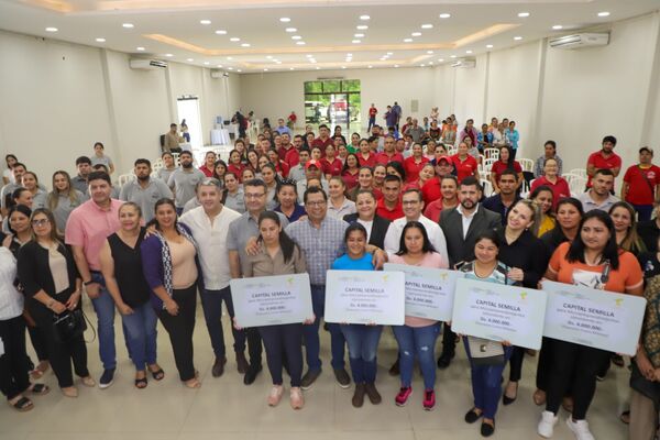 Tenonderã desembolsa cerca de G. 2.000 millones con la entrega de capital semilla a 478 familias sampedranas • RADIO NACIONAL