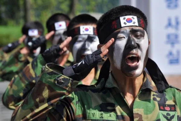 Corea del Sur: un hombre engordó para evitar el SMO y fue condenado