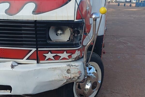 Bus chatarra provoca accidente y deja lesionado