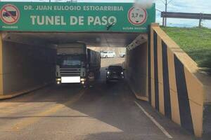 ¡Pero tenés que ser…! Entró con su feroz camión a un túnel y se trancó; logró salir algo chalai