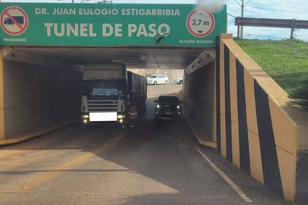 ¡Pero tenés que ser…! Entró con su feroz camión a un túnel y se trancó; logró salir algo chalai