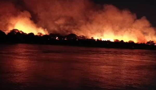 Video: controlan incendio de gran magnitud en Itá Enramada - Policiales - ABC Color