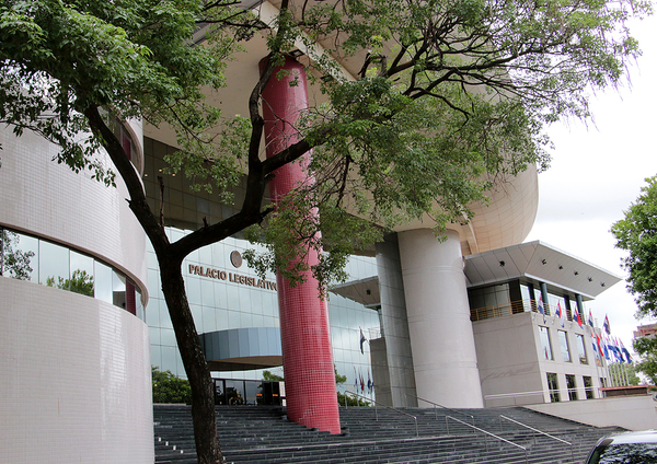 Renuncia funcionaria de Diputados denunciada por supuesto planillerismo - Unicanal