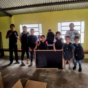 Ante ausencia estatal, ciudadanía ayuda a escolares a culminar el año lectivo en escuela chaqueña - Noticias del Chaco - ABC Color