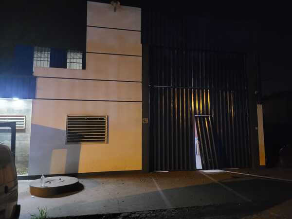 Roban celulares, computadoras y parlantes de depósito de tienda comercial - La Clave