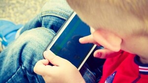 Escrachan a influencer esteño por mostrar groserías a niño en un vivo de Tik Tok