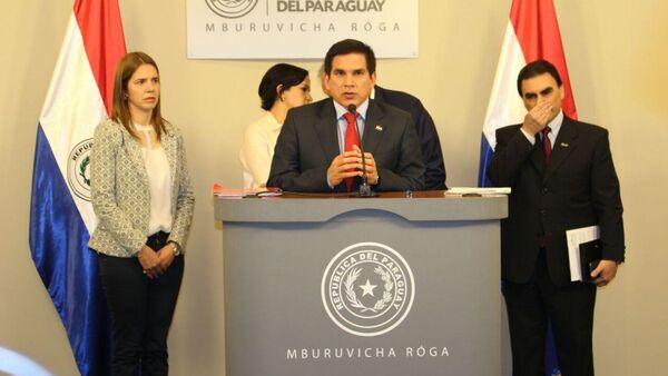 Ministro reconoce a su prima, pero niega ayuda en contratación: "No es de mi equipo"
