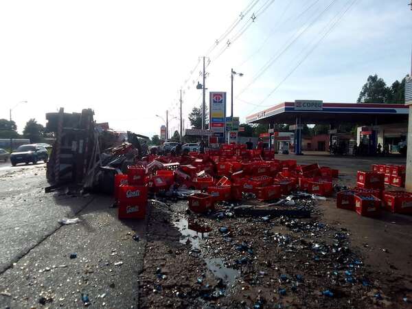 Camión de carga vuelca en el Cruce Tacuara con ochocientas cajas de cerveza - Nacionales - ABC Color
