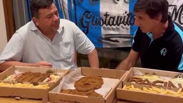 [VIDEO] Gustavo Costas recibió la milanesa con su cara, ¡y atendé lo que dijo!