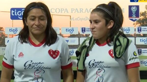¡Madre, hija y compañeras! Juegan fútbol en el mismo equipo