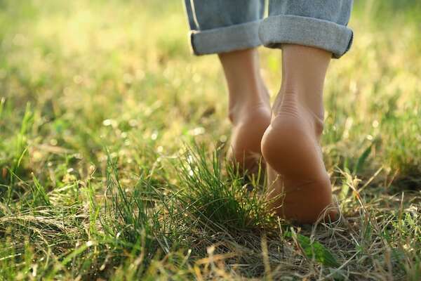 Beneficios del grounding o caminar descalzo en la naturaleza - Estilo de vida - ABC Color