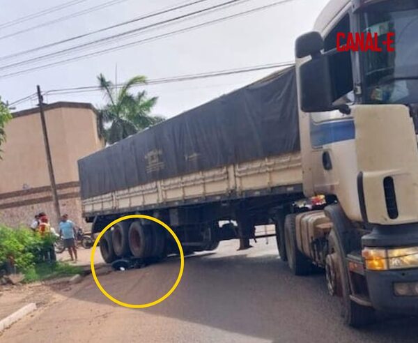 JOVEN SOBREVIVE TRAS QUEDAR BAJO LAS RUEDAS DE UN TRACTOCAMIÓN