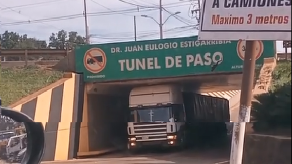 Chofer ignoró señales y trató de cruzar túnel prohibido para camiones