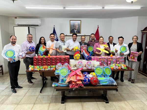 Consulado taiwanés dona luces navideñas y juguetes a la Comuna de Minga Guazú - La Clave