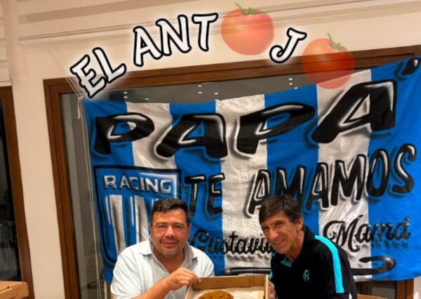 Gustavo Costas recibió en su casa al paragua que le homenajeó con su retrato en la milanesa