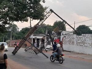 Vientos fuertes arrancan tinglado en Ñemby y causa susto en la zona - Nacionales - ABC Color